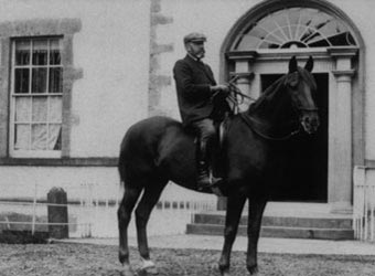 le colonel terris sur son cheval